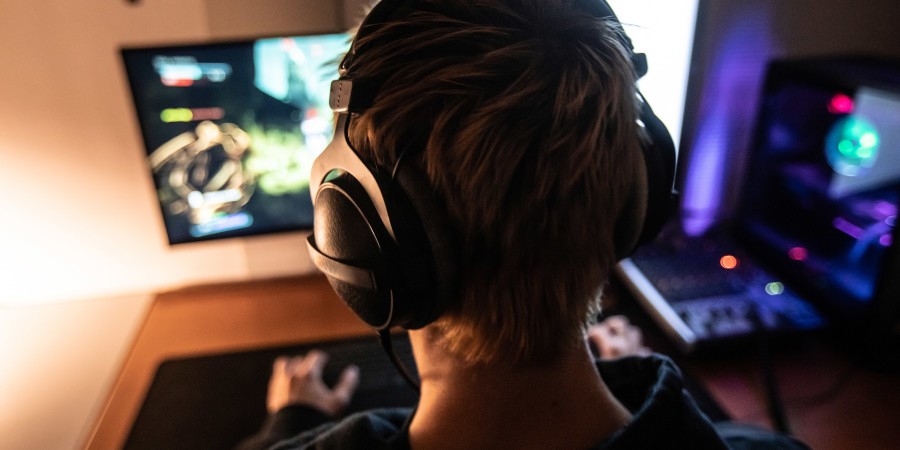 Une personne qui joue aux jeux vidéo