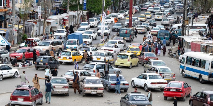 Des Toyota Corolla qui circulent en ville en Afghanistan 