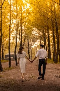 Un couple marchant dans une forêt