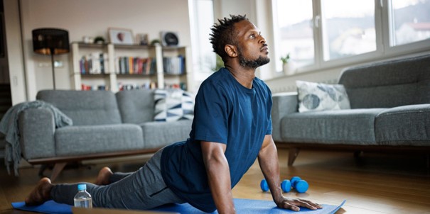 Un homme qui fait du yoga à la maison