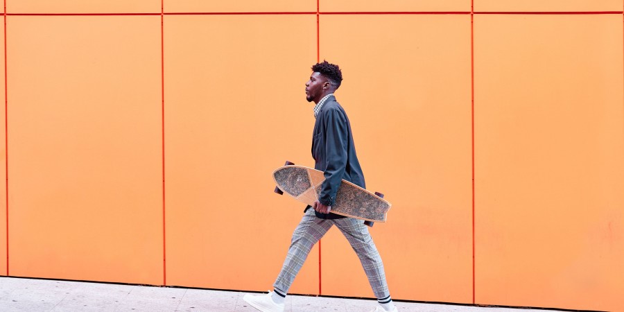 Un jeune homme habillé dans le style yuppie