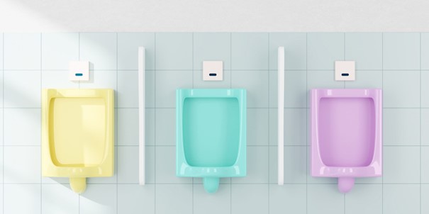 Trois urinoirs de couleurs différentes