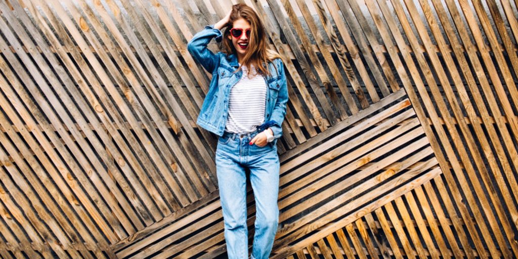 Une jeune femme qui pose en jean et T-shirt