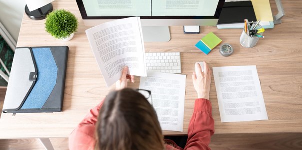 Un écrivain à son poste de travail