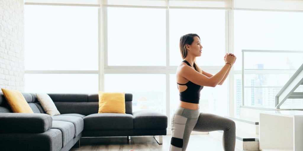 Une femme qui pratique la methode 3-2-8 dans son salon