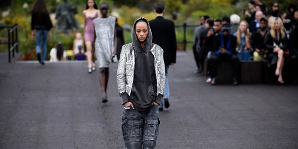 Un mannequin qui porte un bermuda pendant un défilé de mode