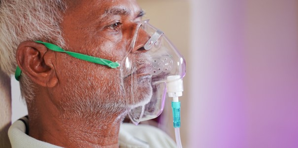 Une personne âgée sous assistance respiratoire