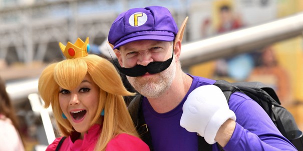 Des cosplayeurs qui assistent au Comic-con
