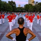 La danse joyeuse de Jiamusi, une gym de rue populaire chez les Chinois