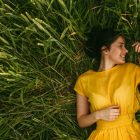 La Lemon Girl : cette esthétique vestimentaire est à la mode cet été