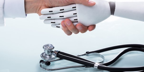 Un médecin qui sert la main à un robot au-dessus d’un stéthoscope