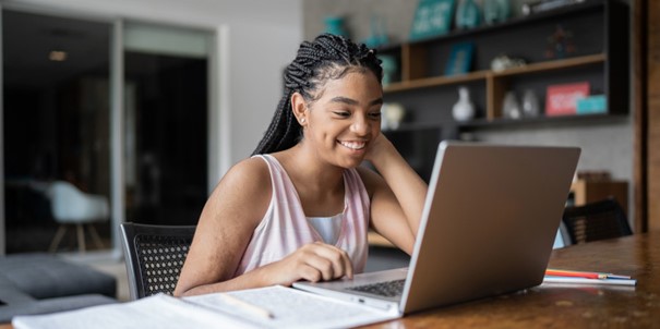 Une jeune fille qui utilise un ordinateur portable