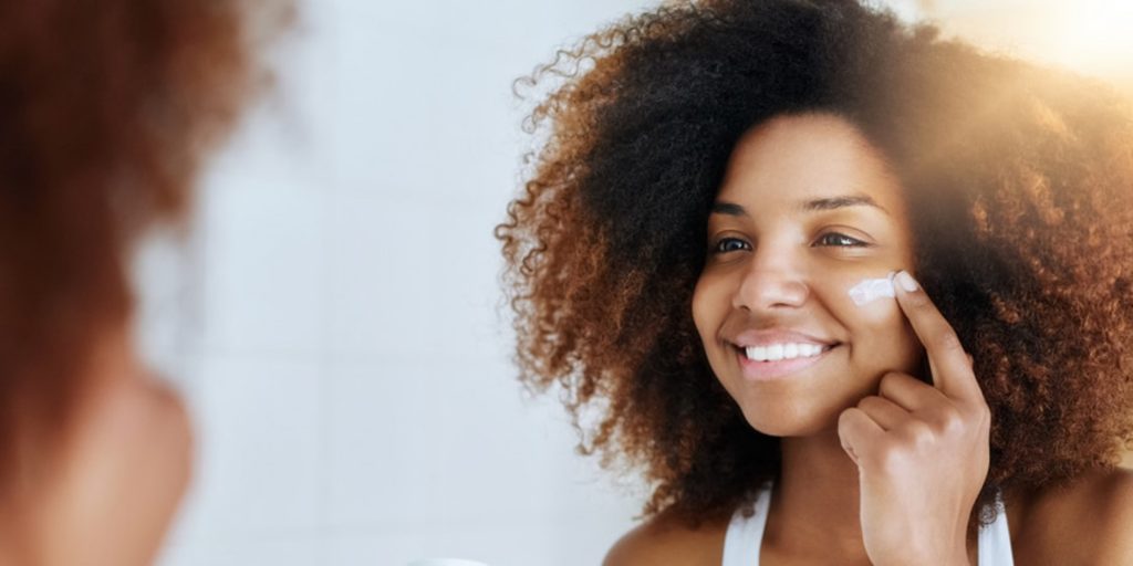Une jeune femme qui fait du SPF cocktailing
