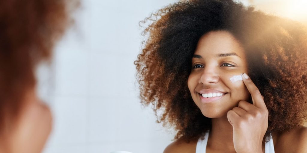 Une jeune femme qui fait du SPF cocktailing 