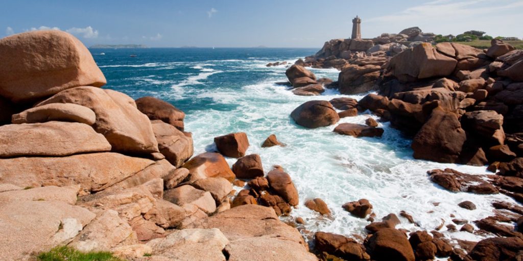 Un paysage avec vue sur la mer, des rochers et un phare 