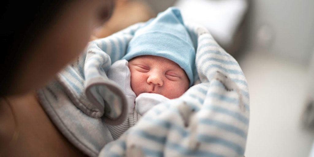 Un bébé qui peut recevoir le traitement préventif contre la bronchiolite