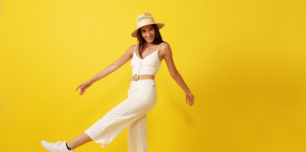 Une jeune qui porte un look reprenant les codes de l’Europecore