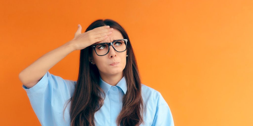 Une femme qui fait travailler sa mémoire