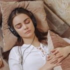 Écouter un podcast est la nouvelle astuce populaire pour mieux dormir