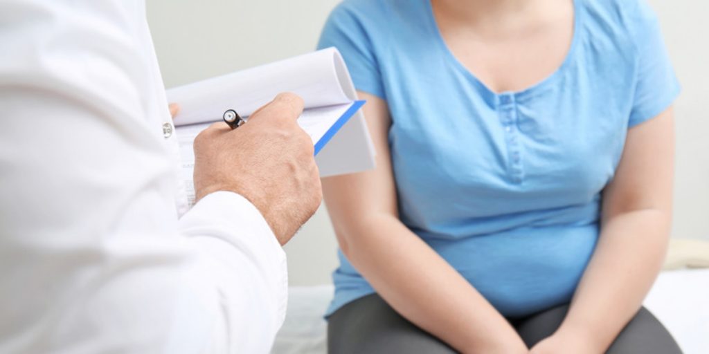 Une femme en consultation médicale pour une perte de poids réussie