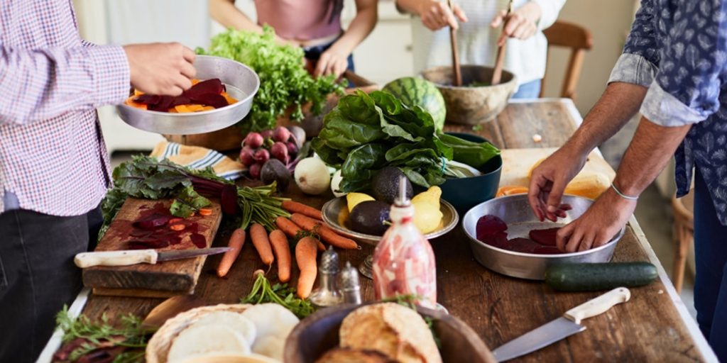 Des personnes qui préparent un repas avec des fruits et des légumes