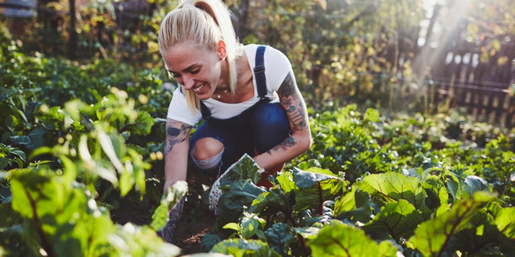 Une femme qui fait du jardinage pour perdre des calories 
