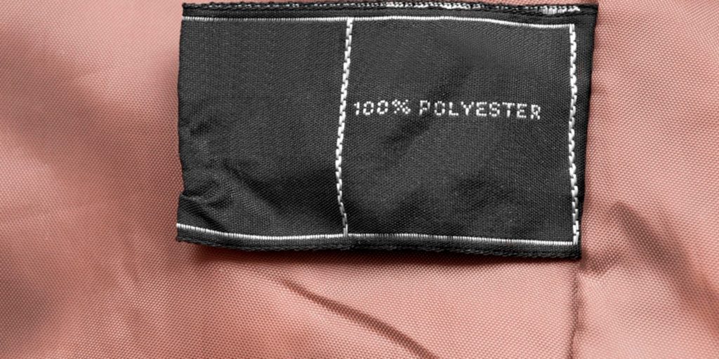 Une étiquette de vêtement en polyester 