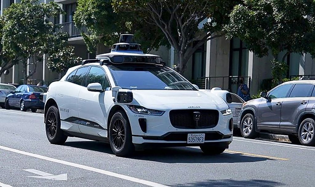 Un robot taxi dans la rue 