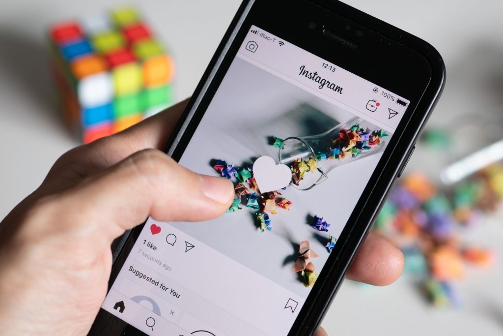 Une personne qui utilise Instagram sur son smartphone