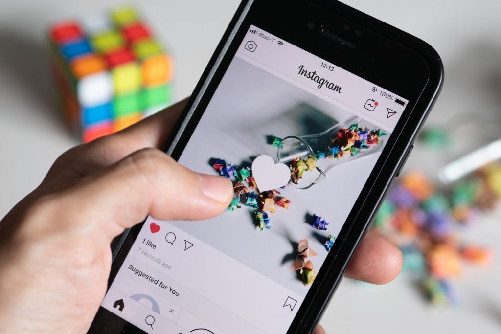 Une personne qui utilise Instagram sur son smartphone 