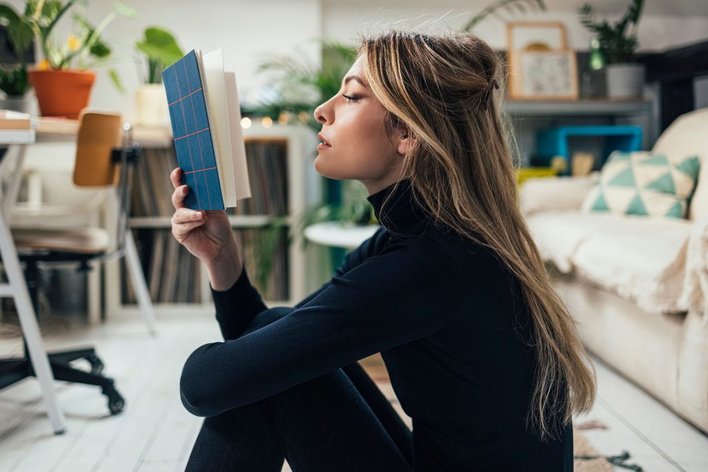 Une jeune femme qui lit un livre  