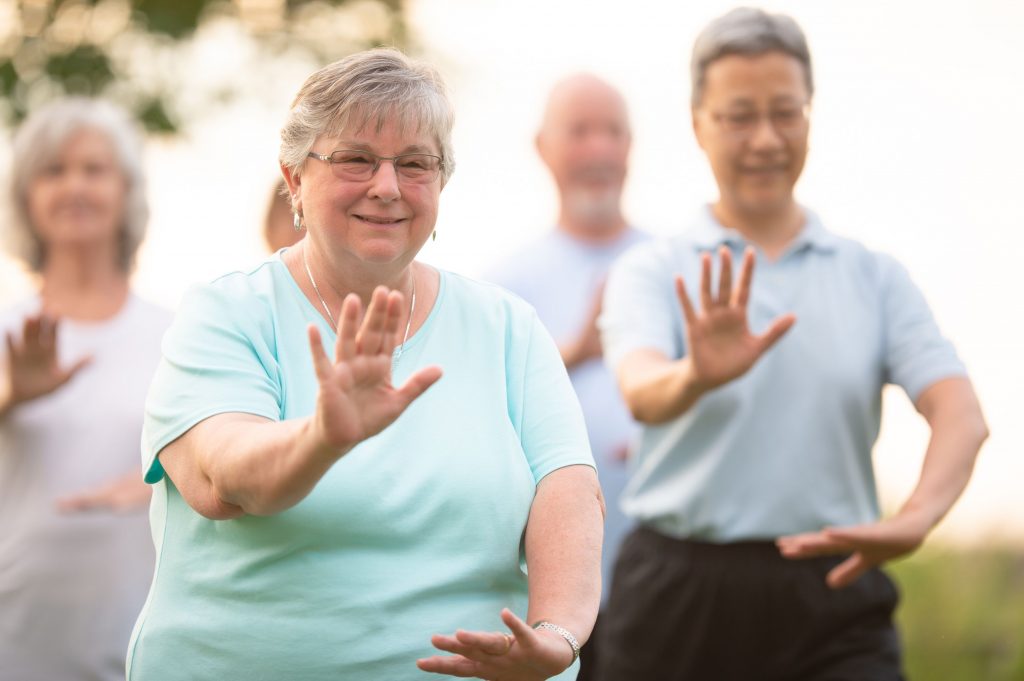 Des personnes qui font du tai-chi 