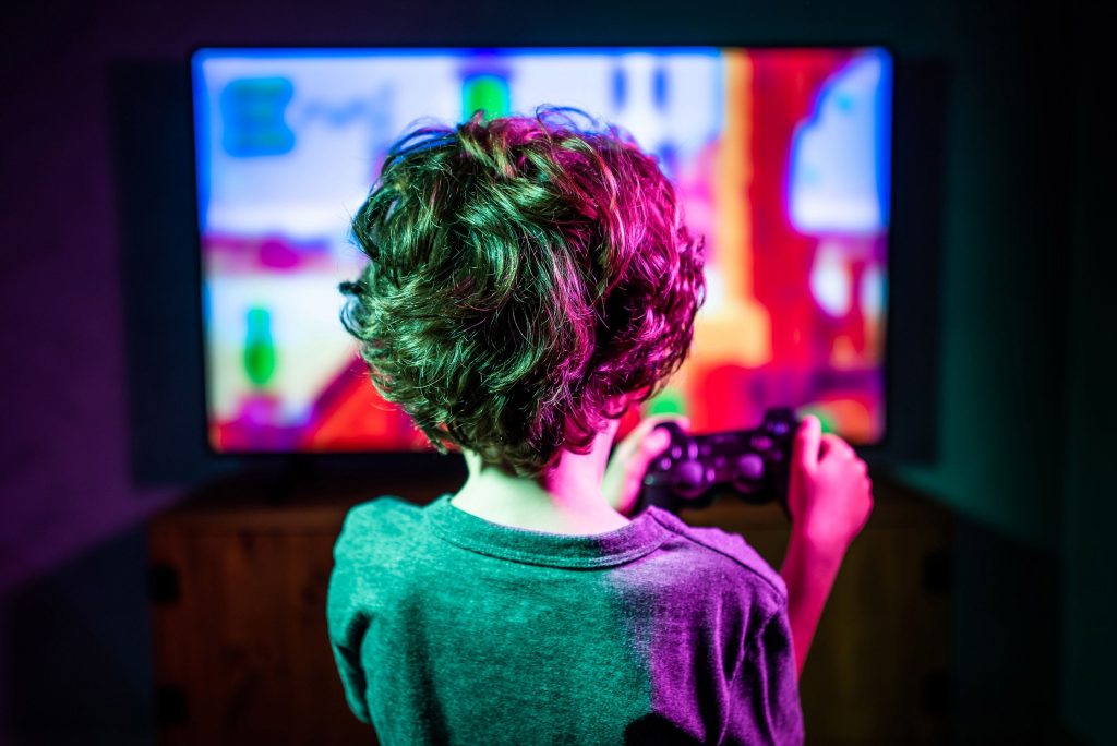 Un enfant de la génération alpha qui joue a un jeu video 