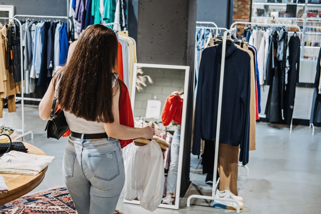 Une jeune femme dans un magasin de mode  durable