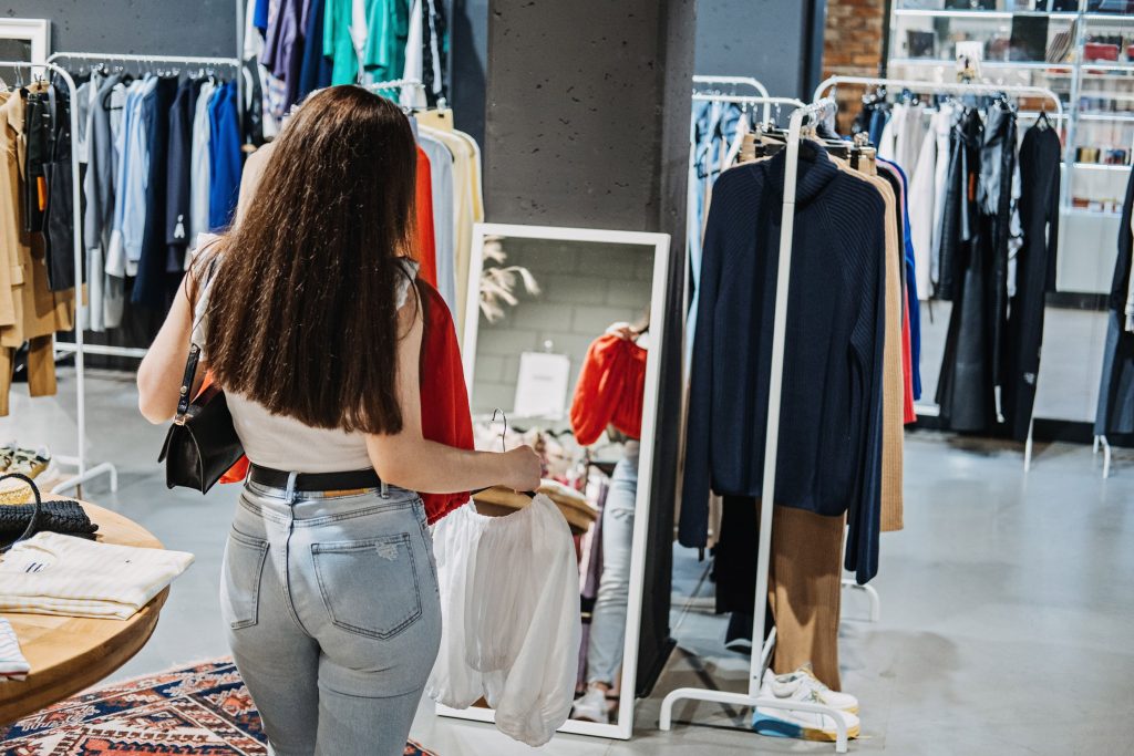 Une jeune femme dans un magasin de mode durable