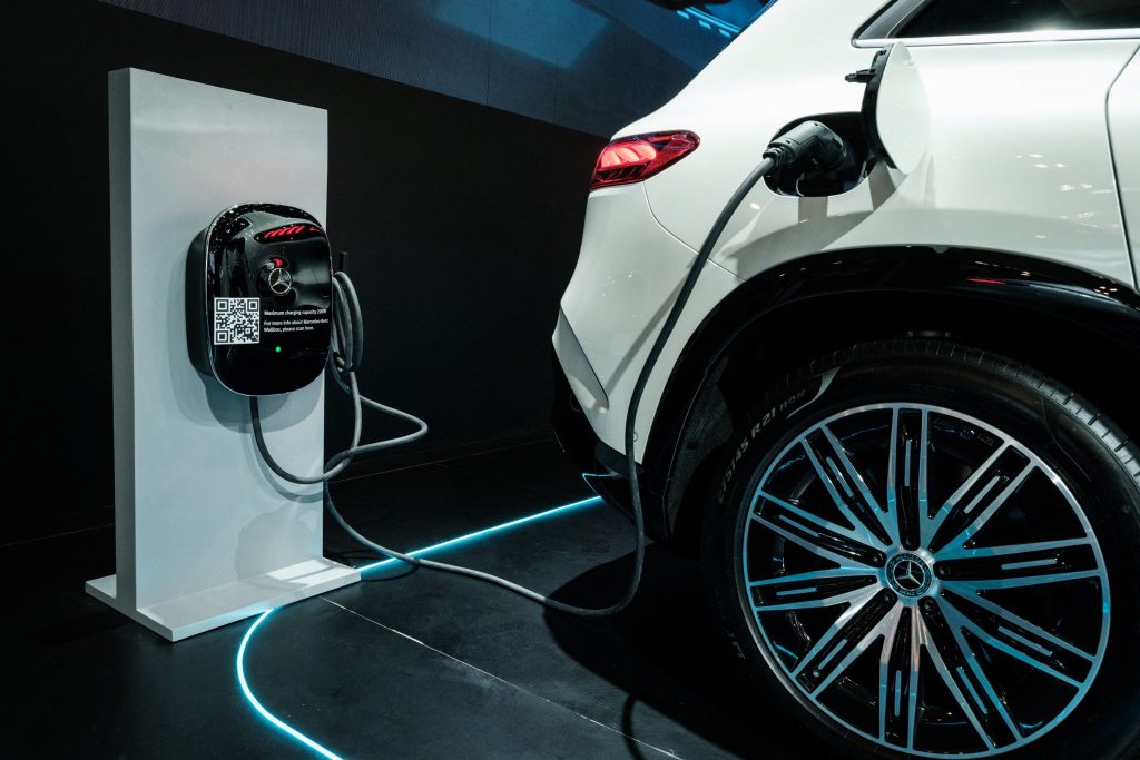 Un SUV électrique branché à une borne de rechargement