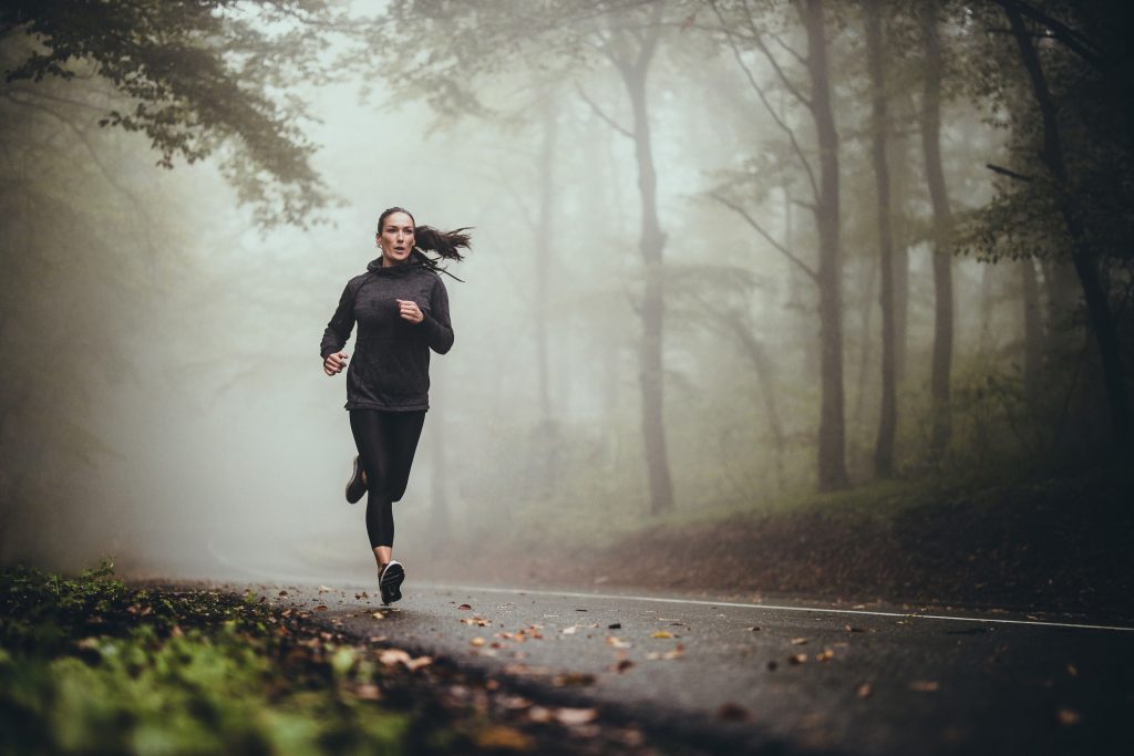Une femme qui fait du jogging en plein air