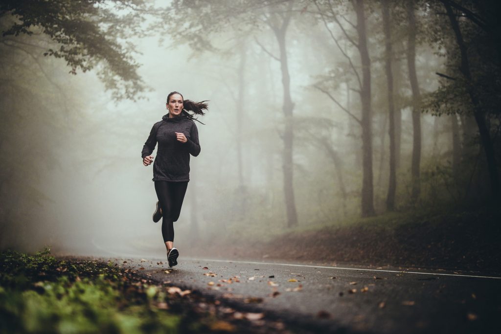 Une femme qui fait du jogging en plein air 