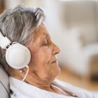 Démence chez les seniors : les bienfaits de la musique à considérer 
