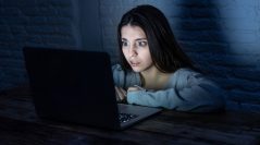 Les faux nus créés par IA font des dégâts chez les filles aux USA 