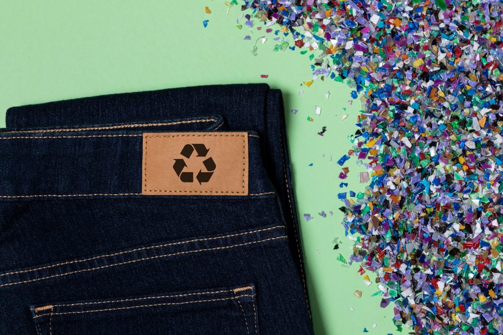 Un jean avec une étiquette recyclable 