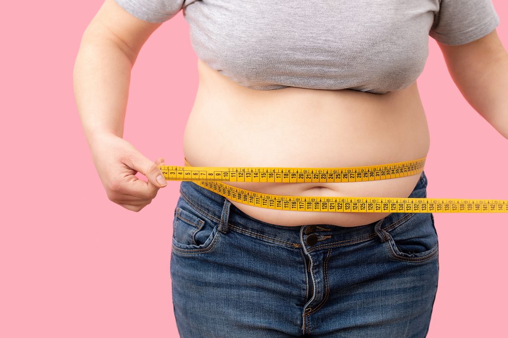 Une personne qui mesure sa graisse abdominale 