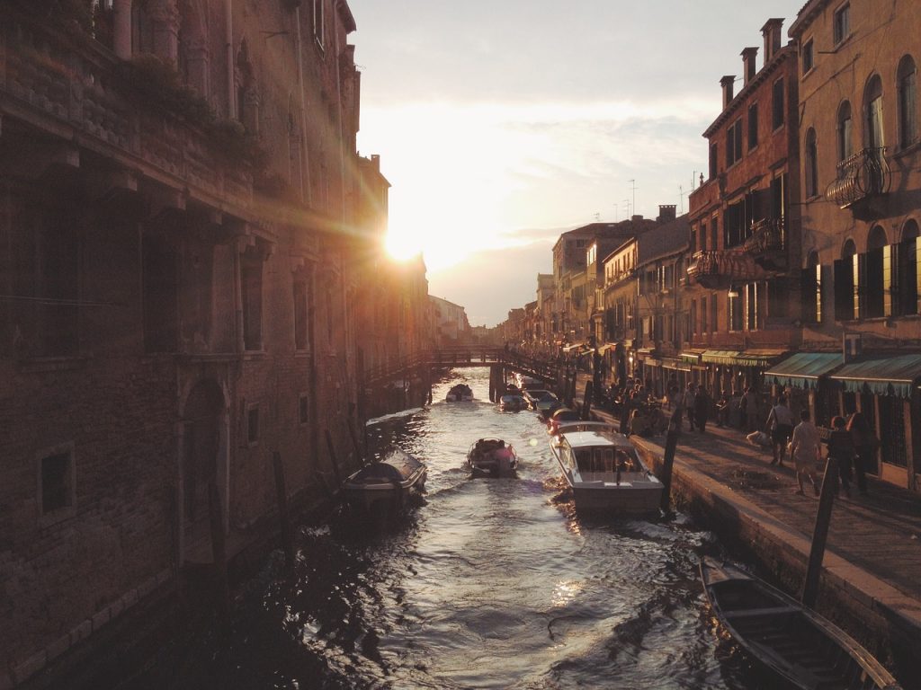 Une ville, un canal et un coucher de soleil