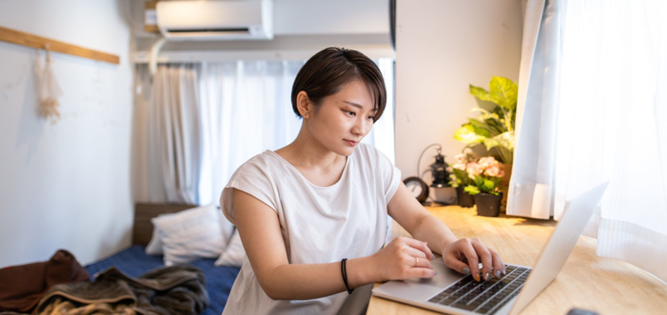 Femme japonaise regardant sur son écran d’ordinateur portable