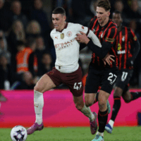 Phil Foden au duel avec un joueur de Bournemouth