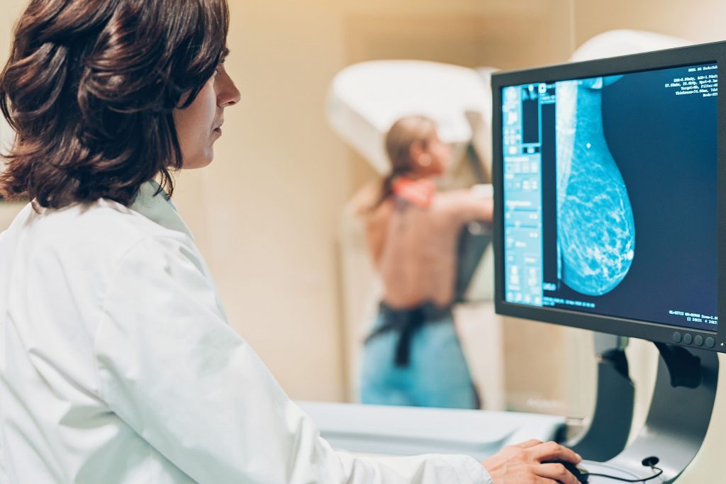 Une femme qui regarde un écran de mammographie 