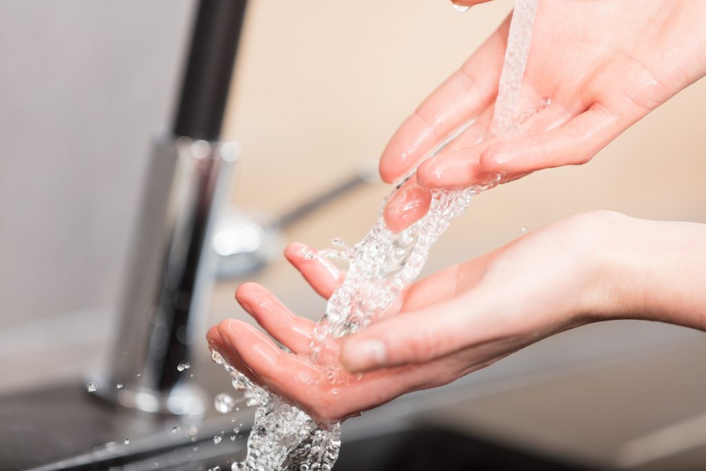 Lavage de mains à l’eau du robinet 