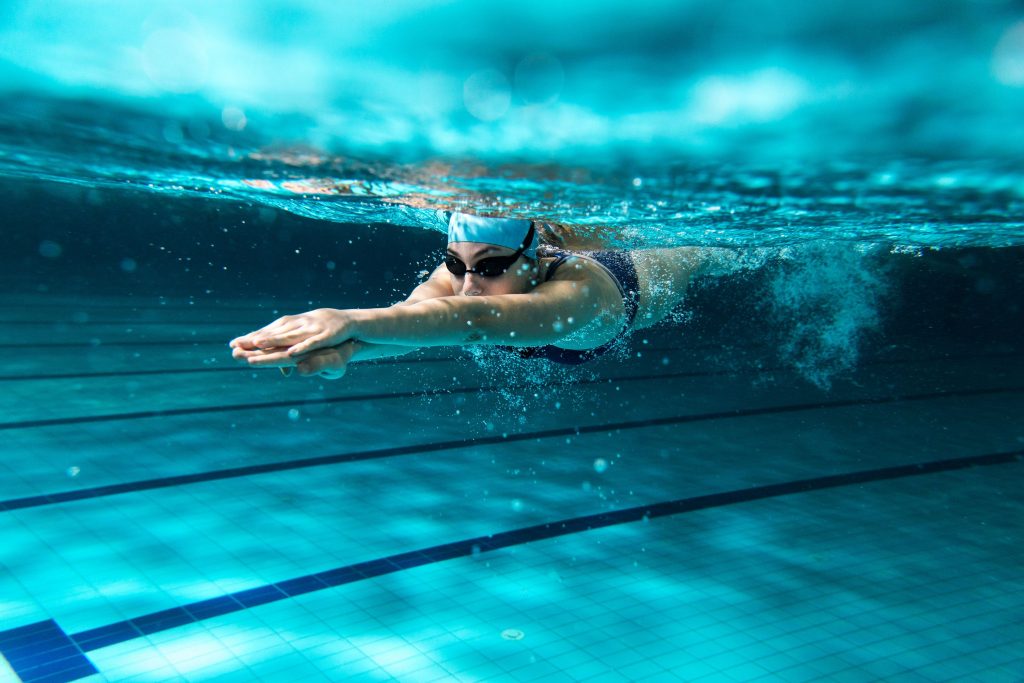 Une personne qui fait de la natation pour réduire le risque d’insomnie 