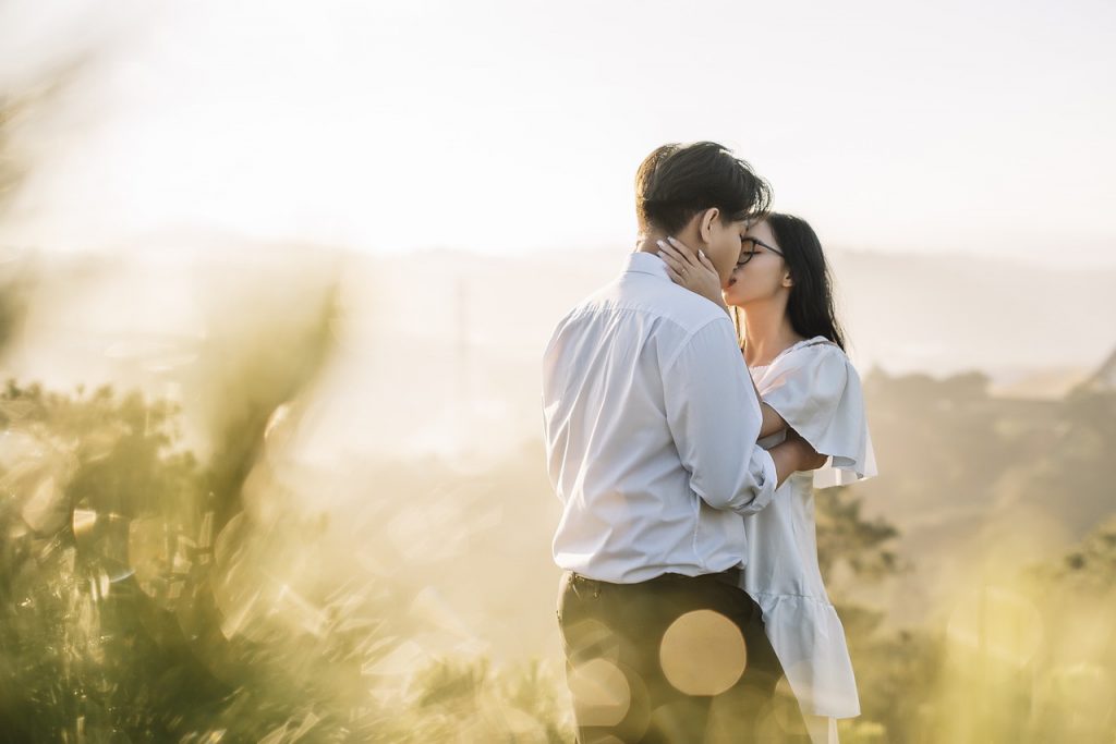 Un couple qui s’embrasse
