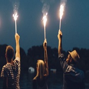 Des amis tenant des feux d'artifice lors d'une sortie
